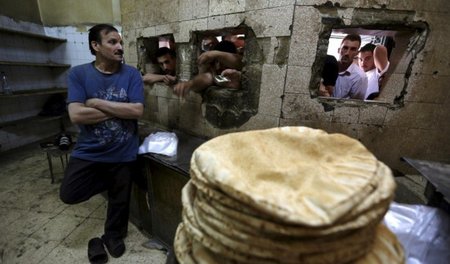 Schlange stehen für Brot: staatliche Bäckerei in Al-Mazzeh in de...