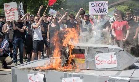 Feuer und Flamme, aber nur gegen Papp-Panzer: Proteste gegen Mil...
