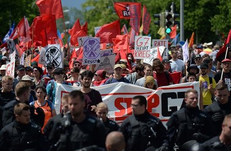 Rote Fahnen und schwarzer Block am Samstag in Garmisch-Partenkir...