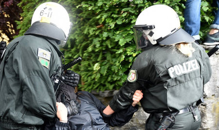 Demonstrant fest im Griff der Polizei