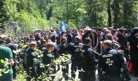 Ein »Finger« des Sternmarsches hat den Zaun um Schloss Elmau err...