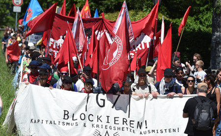 Demonstration am Sonntag vom Protestcamp durch Garmisch-Partenki...