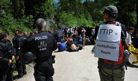 Am Zaun um Schloss Elmau endete der Sternmarsch gegen den G-7-Gi...