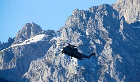 Ein Helikopter mit Journalisten landet in Garmisch-Partenkirchen