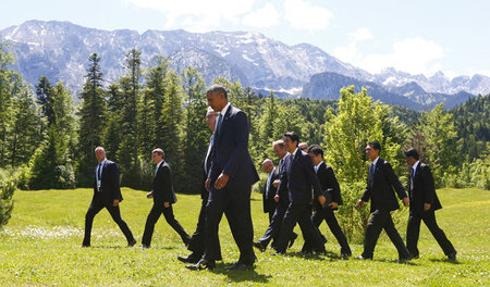 Die Gipfelteilnehmer auf dem Weg ins Schloss Elmau