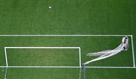 Gerard Pique holt sich das Tornetz zur Erinnerung. »Vielleicht i...