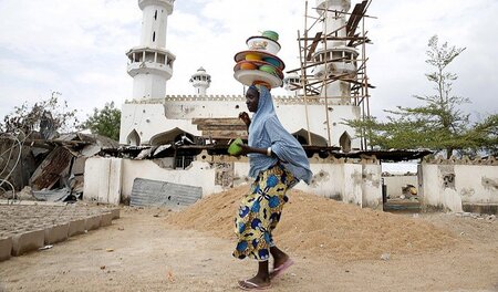 Ein Mädchen läuft in der Stadt Mararaba im Bundesstaat Adamawa a...