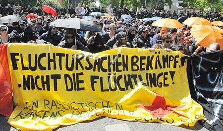 Etwa 1.500 Menschen blockierten am Sonnabend den Tag der deutsch...