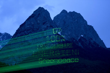 Projektion auf die Felswand: Greenpeace forderte in deutscher un...