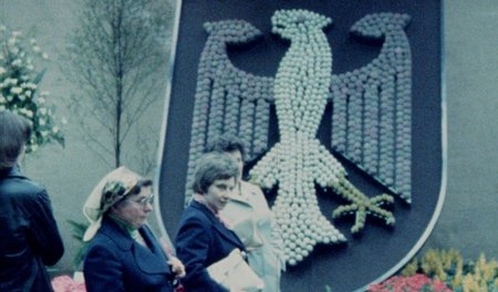 Bier um vier: Eine Szene aus Polkes Film »Ohne Titel (Bundesgart...