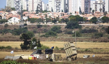 Israelische Stellung: Batteriegeschütz nahe der Stadt Aschkelon ...