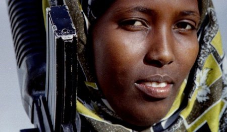 Somalische Frau mit Schusswaffe, Mogadischu am 8. März 1993