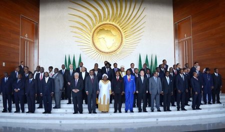Simulierte Einigkeit: Gruppenfoto der afrikanischen Staatschefs ...