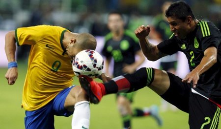 »Bein hinhalten«: Diego Tardelli (l.) und Julio Cesar Dominguez ...