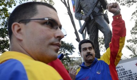 Venezuelas Staatsspitze Nicolás Maduro (rechts) und Jorge Arreaz...