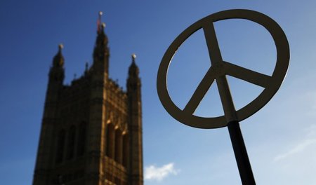 Friedenssymbol in London bei einer Demonstration gegen die nukle...