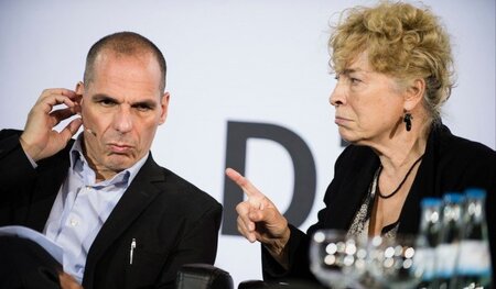 Konzentration und Strenge: Gianis Varoufakis und die Moderatorin...