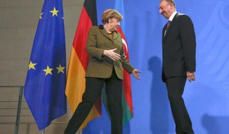 Darf ich bitten? Kanzlerin und Diktator Ilham Alijew im Januar