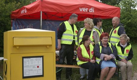 Streikende Post-Mitarbeiter am Dienstag vor dem Briefzentrum in ...