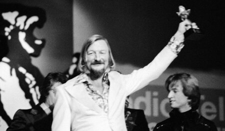 Tiefenentspannt im Mainstream: James Last hisst ein Blümchen für...