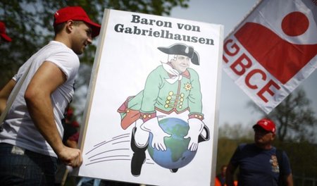 Gewerkschafter der IG BCE protestieren am 25. April in Berlin ge...