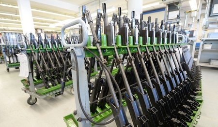 Produktion für den Kriegsbedarf: Komponenten des Sturmgewehrs G3...