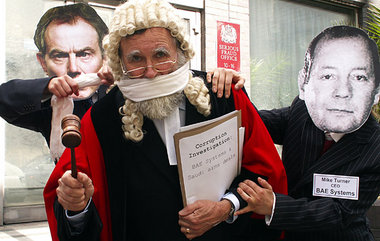 Der Baron Lord-Oberrichter soll’s richten. Aktion der Campaign a... Der Baron Lord-Oberrichter soll’s richten. Aktion der Campaign a...