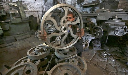 Mechaniker in Textilmaschinenwerkstatt in Ahmedabad: Prekäre Bes...