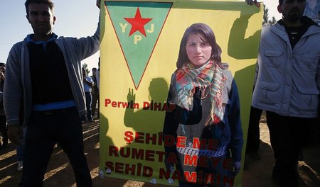 Erinnerung an YPJ-Kämpferin: Kurdische Aktivisten halten ein Tra...