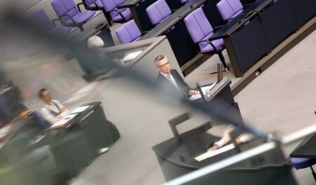 Innenminister Thomas de Maizière (CDU) während der Debatte zum I...