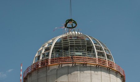 Zu klein geratener Heiligenschein: Richtkranz über dem Kuppelkon...
