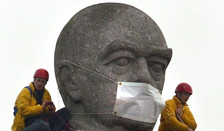 Auf den Schultern des Reichsgründers (mit Mundschutz). Die Jungk...