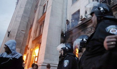 Das von Faschisten in Brand gesetzte Gewerkschaftshaus in Odessa...