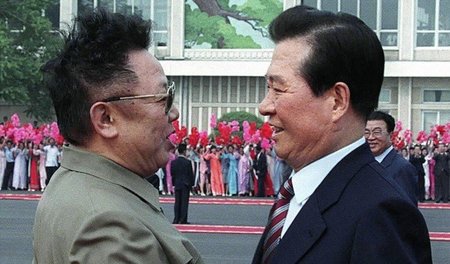 Kim Jong Il (l.) und Kim Dae Jung bei ihrem Gipfeltreffen im Jun...