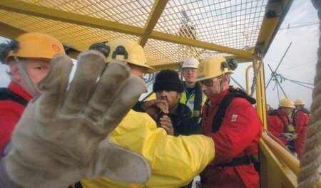 Ein Shell-Kommando räumt die von Greenpeace besetzte der Öl-Plat...