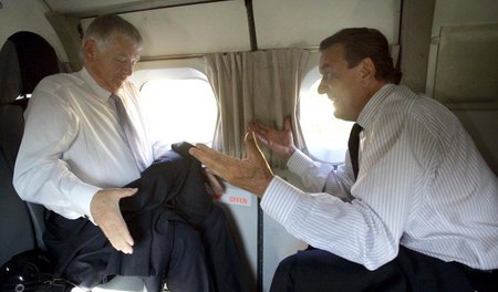 Gerhard Schröder (r.) mit Otto Schily im September 2005
