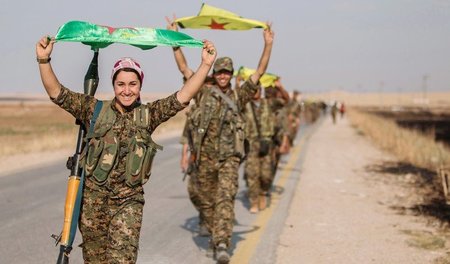 Roter Stern in Tal Abyad: Kämpferinnen der kurdischen Frauenvert...