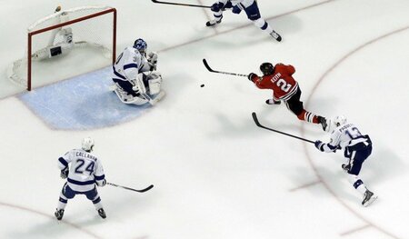 Hier kommt Duncan Keith, der Verteidiger der Blackhawks, den kei...