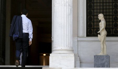 Der griechische Premierminister Alexis Tsipras betritt am Dienst...