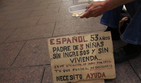 Erwerbsloser bittet um Almosen in Madrid: Trotz leichten Wachstu...