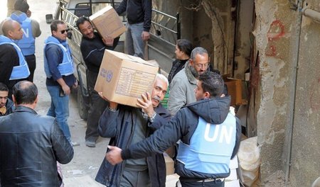 Hilfe für Jermuk: UN-Mitarbeiter verteilen Lebensmittel in dem p...