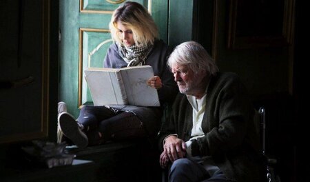 Gemeinsam lesen Claudia und Severin in Inges Tagebuch: »Liebe un...