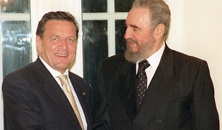 1985 ließ sich der niedersächsische SPD-Spitzenkandidat Gerhard ...