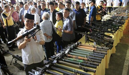 Der MILF-Vorsitzende Al-Haj Murad Ebrahim (mit Waffe) und der ph...