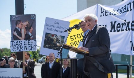 Ende Mai demonstrierten Rechtsanwälte vor dem Bundeskanzleramt g...