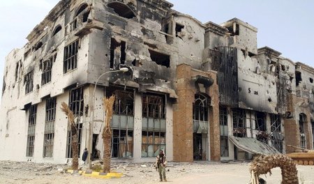 Zerschossenes Land: Ein Milizionär der Tobruker Regierung vor de... Zerschossenes Land: Ein Milizionär der Tobruker Regierung vor de...