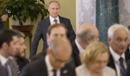 Gute Laune: Russlands Präsident Wladimir Putin auf dem Weg zur E... Gute Laune: Russlands Präsident Wladimir Putin auf dem Weg zur E...