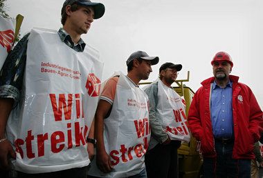 Zuspruch von oben: IG-BAU-Chef Klaus Wiesehügel (im Bild rechts)...