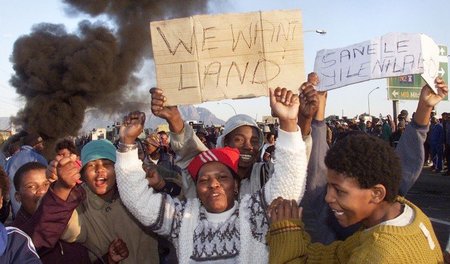 »Wir wollen Land«: Einwohner einer Blechhüttensiedlung protestie...