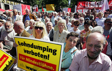 Plakate der SPD-Kampagne für Mindestlöhne bei einer Gewerkschaft...